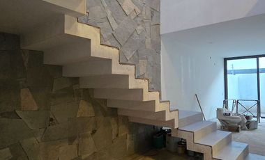 Casa en venta a estrenar en La Rioja con jardín, recámara en PB y espacios amplios