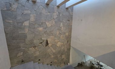 Casa en venta a estrenar en La Rioja con jardín, recámara en PB y espacios amplios