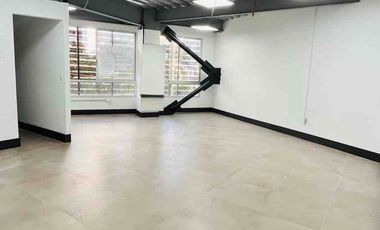 Vendo Oficina en Pinares con parqueadero propio en sótano y cuarto útil