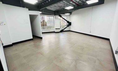 Vendo Oficina en Pinares con parqueadero propio en sótano y cuarto útil