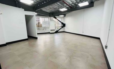 Vendo Oficina en Pinares con parqueadero propio en sótano y cuarto útil