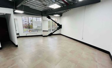 Vendo Oficina en Pinares con parqueadero propio en sótano y cuarto útil