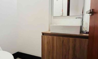 Vendo Oficina en Pinares con parqueadero propio en sótano y cuarto útil