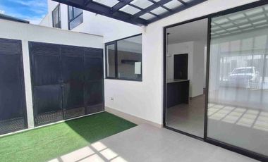 Se renta casa amplia por estrenar en Puembo