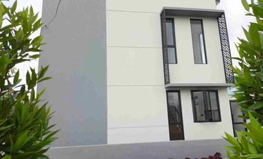 Townhouse 2 Lantai Premium BATA MERAH - 5 Menit Ke Summarecon Bekasi