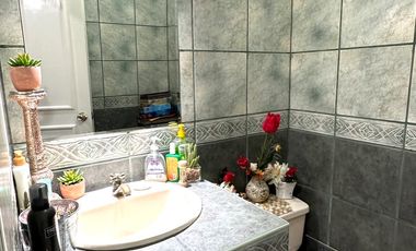 VENDO DPTO EN SURCO LIMITE MIRAFLORES PRIMER PISO FRENTE A PARQUE. P/DOLARES