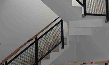 RUMAH READY SIAP HUNI ,UTAN KAYU JAKTIM , FREE AC, KTHEN SET, SMART DOOR LOCK LAST UNIT