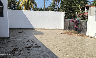 Casa en Barra Vieja (Acapulco) de dos niveles con frente de playa desplantada en un terreno de 1,200 m²