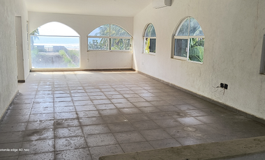 Casa en Barra Vieja (Acapulco) de dos niveles con frente de playa desplantada en un terreno de 1,200 m²