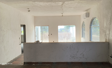 Casa en Barra Vieja (Acapulco) de dos niveles con frente de playa desplantada en un terreno de 1,200 m²