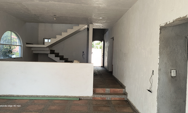 Casa en Barra Vieja (Acapulco) de dos niveles con frente de playa desplantada en un terreno de 1,200 m²