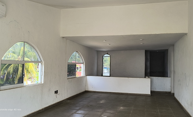 Casa en Barra Vieja (Acapulco) de dos niveles con frente de playa desplantada en un terreno de 1,200 m²