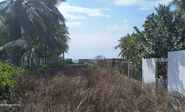 Casa en Barra Vieja (Acapulco) de dos niveles con frente de playa desplantada en un terreno de 1,200 m²