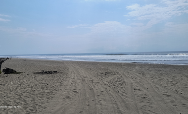 Casa en Barra Vieja (Acapulco) de dos niveles con frente de playa desplantada en un terreno de 1,200 m²