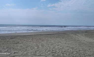 Casa en Barra Vieja (Acapulco) de dos niveles con frente de playa desplantada en un terreno de 1,200 m²
