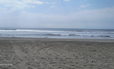 Casa en Barra Vieja (Acapulco) de dos niveles con frente de playa desplantada en un terreno de 1,200 m²