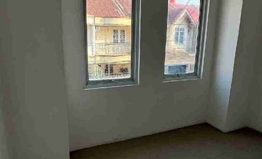 dijual rumah 2 lantai 2 kamar tidur lokasi strategis di taman palem cengkareng jakarta barat