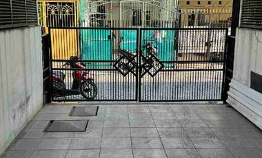 dijual rumah 2 lantai 2 kamar tidur lokasi strategis di taman palem cengkareng jakarta barat
