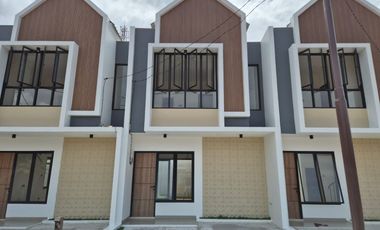RUMAH BARU CANTIK DALAM CLUSTER SEBELAH GREEN LAKE CITY DURI KOSAMBI