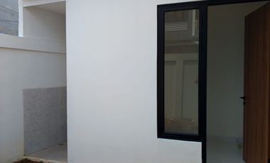 RUMAH BARU CANTIK DALAM CLUSTER SEBELAH GREEN LAKE CITY DURI KOSAMBI