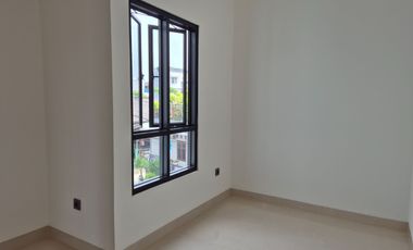 RUMAH BARU CANTIK DALAM CLUSTER SEBELAH GREEN LAKE CITY DURI KOSAMBI