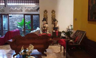 Dijual Rumah Besar 
Letak strategis jalan kaki ke Living World Mall Denpasar
Lokasi jln Kenyeri, Tonja, Gatsu Timur, Denpasar, Bali