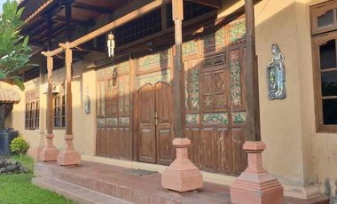 Dijual Rumah Besar 
Letak strategis jalan kaki ke Living World Mall Denpasar
Lokasi jln Kenyeri, Tonja, Gatsu Timur, Denpasar, Bali