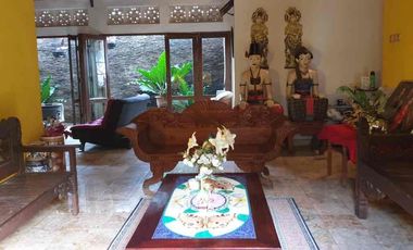 Dijual Rumah Besar 
Letak strategis jalan kaki ke Living World Mall Denpasar
Lokasi jln Kenyeri, Tonja, Gatsu Timur, Denpasar, Bali