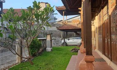 Dijual Rumah Besar 
Letak strategis jalan kaki ke Living World Mall Denpasar
Lokasi jln Kenyeri, Tonja, Gatsu Timur, Denpasar, Bali
