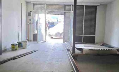 Se arrienda local comercial,pleno Avenida Diez de Julio.