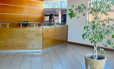 Andalué, frente Portal Rometch, en Edificio Cumbres Center, hasta 4 privados, 2 estac. y bodega