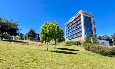 Andalué, frente Portal Rometch, en Edificio Cumbres Center, hasta 4 privados, 2 estac. y bodega