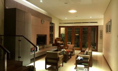 Rumah Cantik Full Furnished di Terusan Sutami 1
