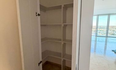 Departamento de 3 recámaras, cuarto de servicio, en Country Towers.