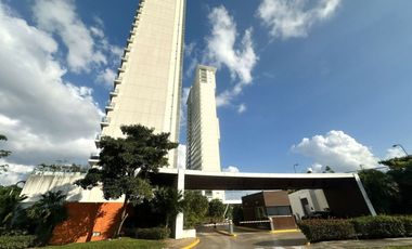 Departamento de 3 recámaras, cuarto de servicio, en Country Towers.