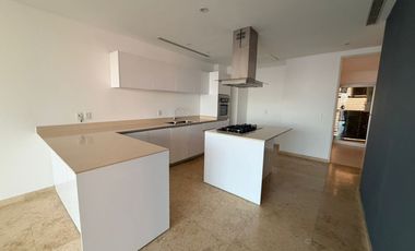 Departamento de 3 recámaras, cuarto de servicio, en Country Towers.