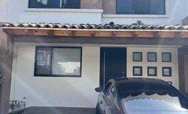 CASA EN RENTA CLUSTER CON ALBERCA EN LOMAS DE ANGELOPOLIS
