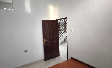 Disewa Rumah 1,5 Tingkat Komplek Cemara Asri Jalan Salak