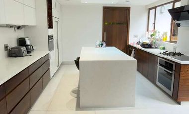 CASA DE LUJO EN RENTA – Urbanización Portón del Río, Cuenca