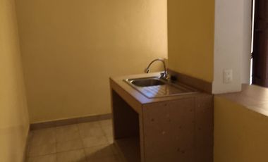 Renta casa 2 niveles calle Terán Zona Centro Irapuato, Gto.