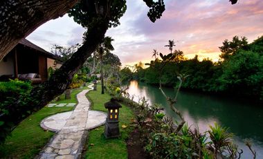 Disewakan Villa pinggir pantai di Canggu Bali.