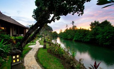 Disewakan Villa pinggir pantai di Canggu Bali.