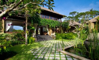 Disewakan Villa pinggir pantai di Canggu Bali.