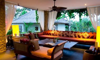 Disewakan Villa pinggir pantai di Canggu Bali.