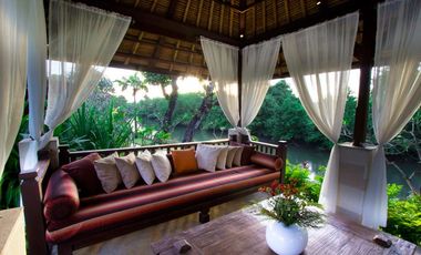 Disewakan Villa pinggir pantai di Canggu Bali.