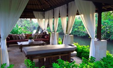 Disewakan Villa pinggir pantai di Canggu Bali.