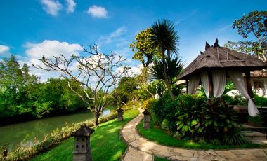 Disewakan Villa pinggir pantai di Canggu Bali.
