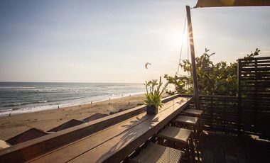 Disewakan Villa pinggir pantai di Canggu Bali.