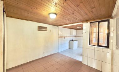 Se arrienda casa céntrica de 4 piezas, 2 baños, Curicó