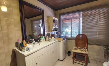 Leon Propiedades venda Gran sitio con casa en Avenida O’Higgins, Curacaví centro.